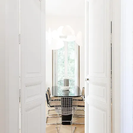 Appartement Haussmannien Des Jardins De La Fontaine *
